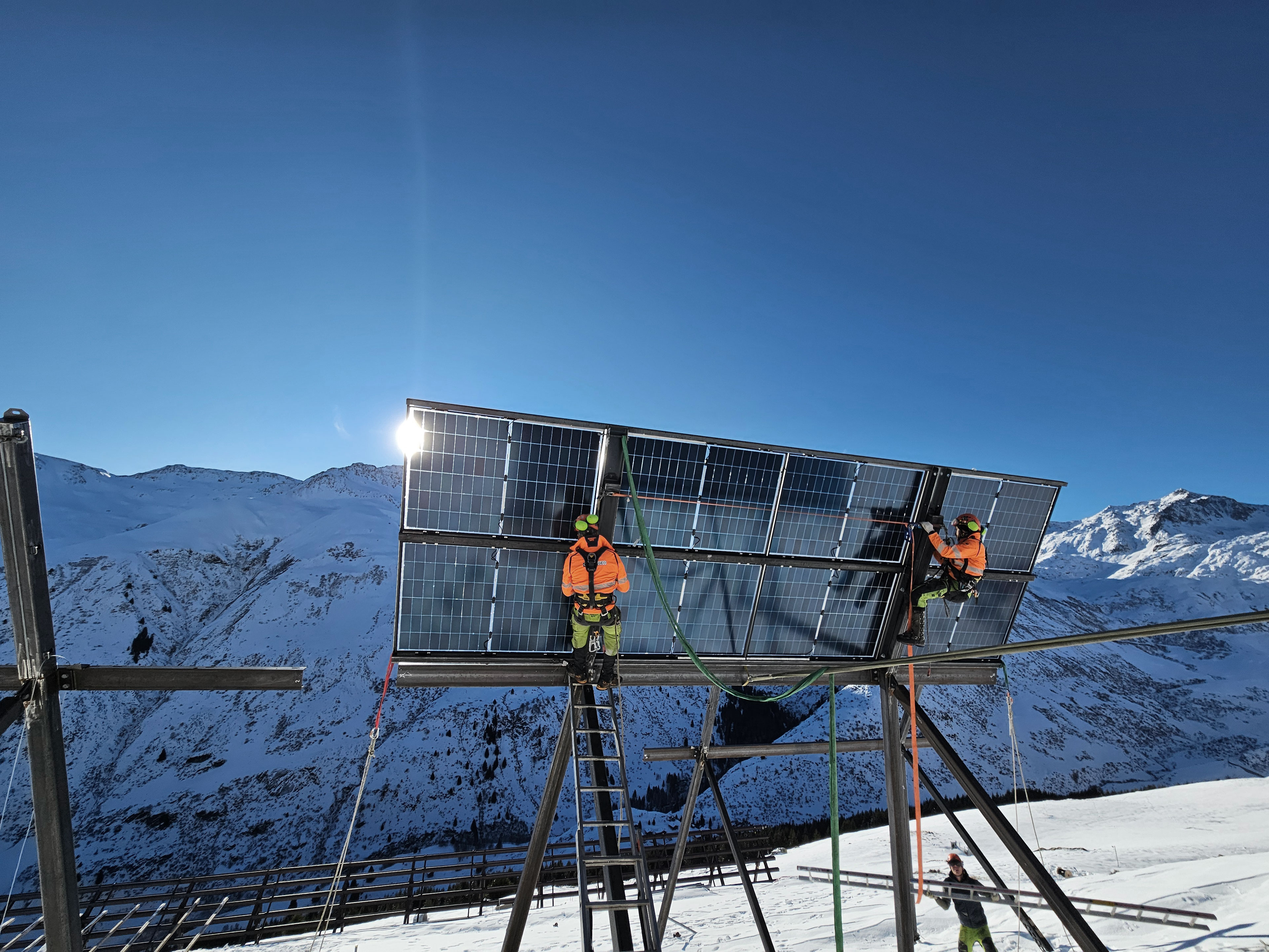 Alpen-PV liefert im Winter bis zu viermal mehr Strom